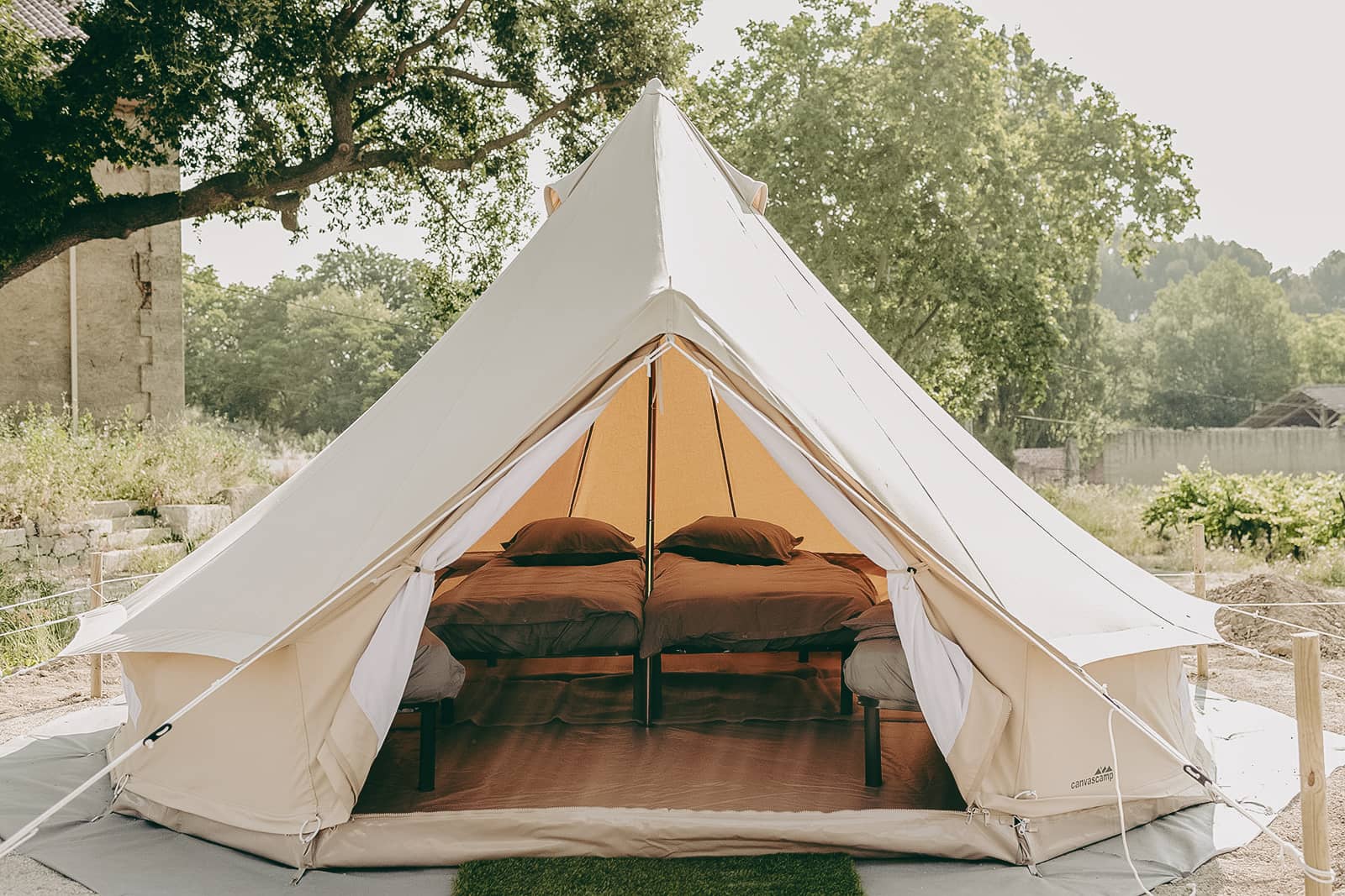 Domaine la Grande Canague - intérieur du tipi
